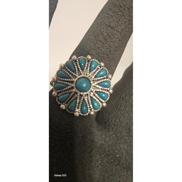 Paparazzi Poppy Cluster Green Ring One Size fits most - Picture 3 of 3